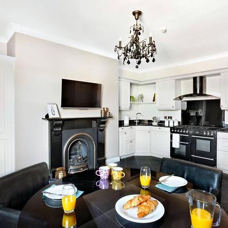 Central Harrogate Townhouse Apartment With Parking Екстериор снимка