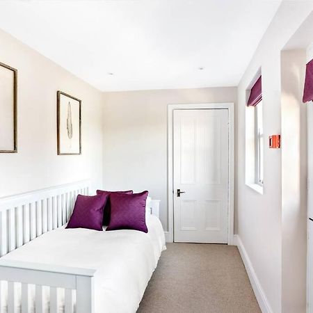 Central Harrogate Townhouse Apartment With Parking Екстериор снимка