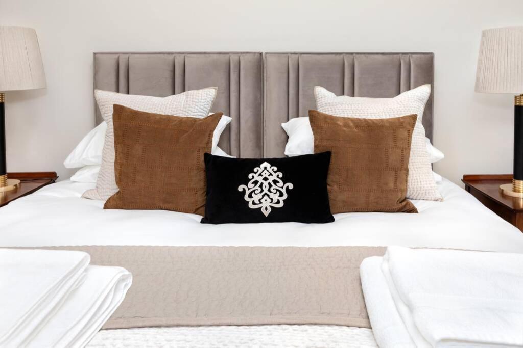 Central Harrogate Townhouse Apartment With Parking Екстериор снимка