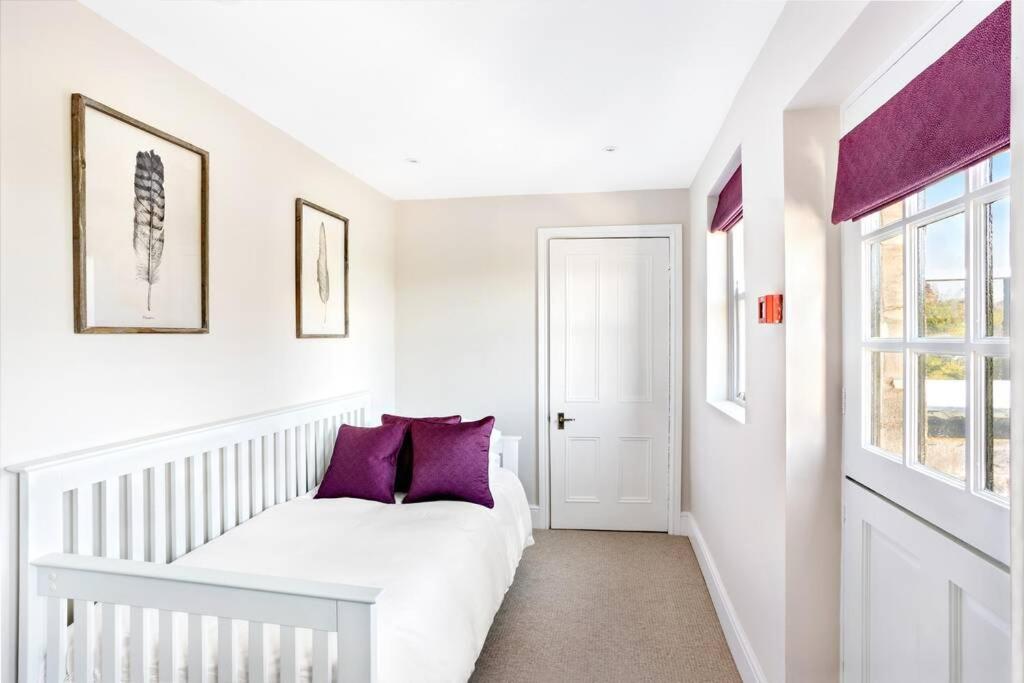 Central Harrogate Townhouse Apartment With Parking Екстериор снимка