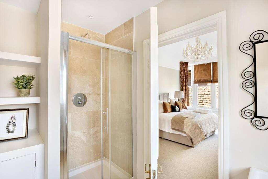 Central Harrogate Townhouse Apartment With Parking Екстериор снимка