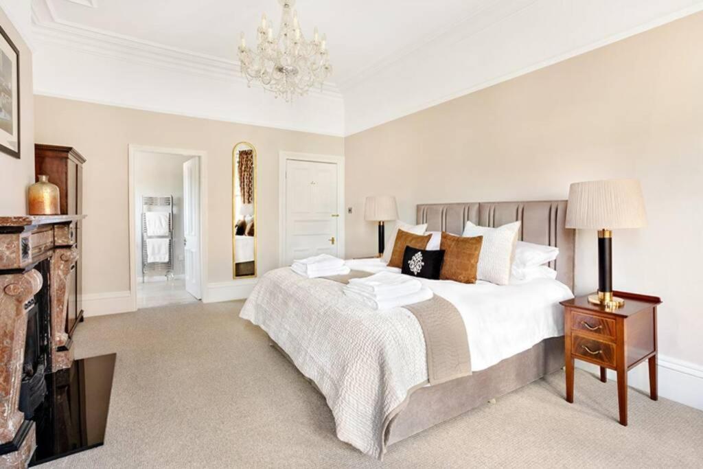Central Harrogate Townhouse Apartment With Parking Екстериор снимка