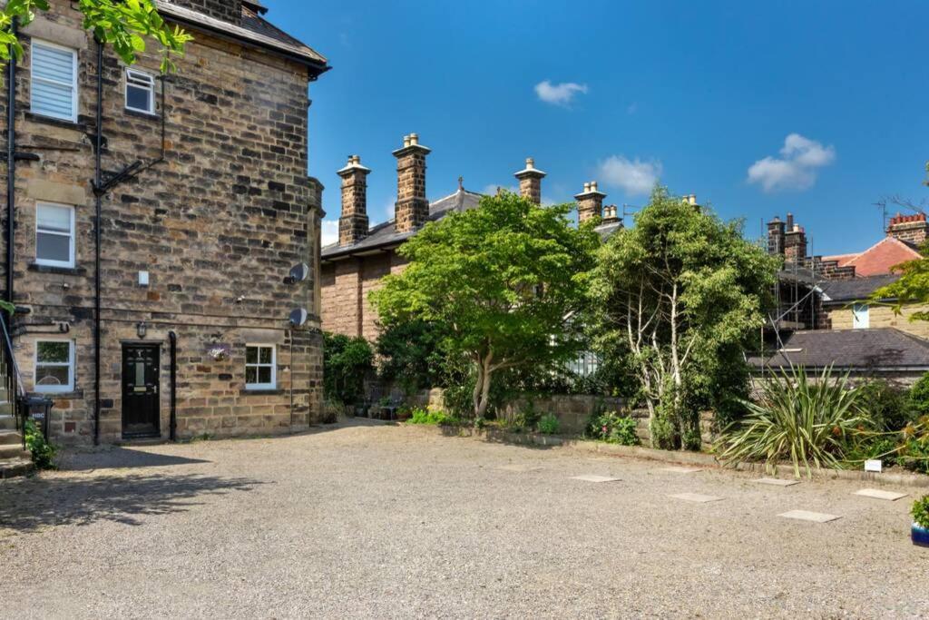 Central Harrogate Townhouse Apartment With Parking Екстериор снимка