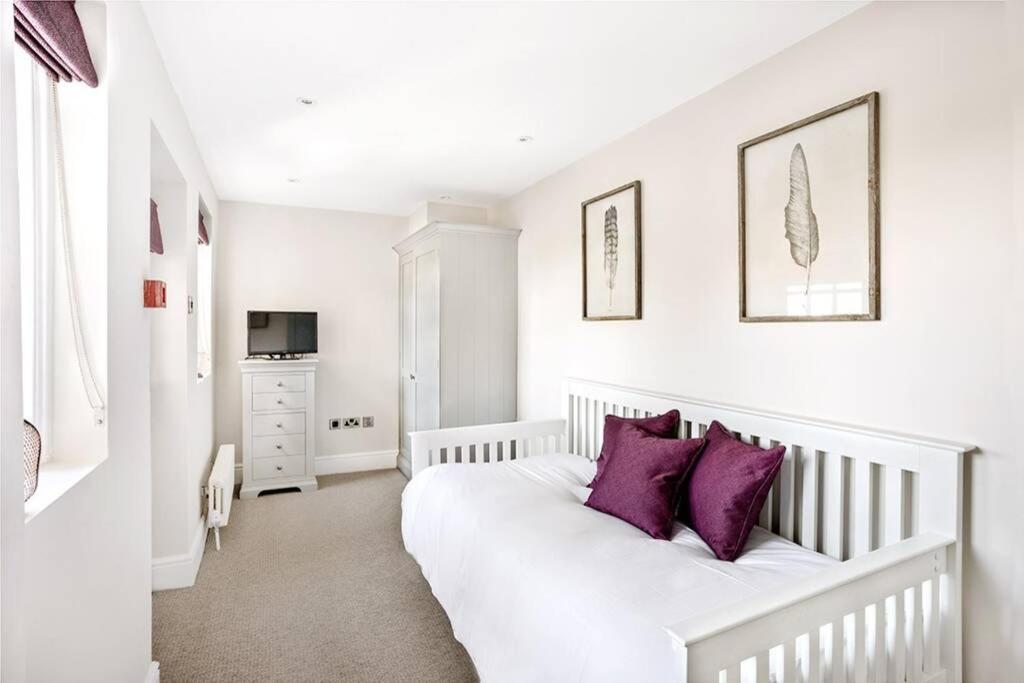 Central Harrogate Townhouse Apartment With Parking Екстериор снимка
