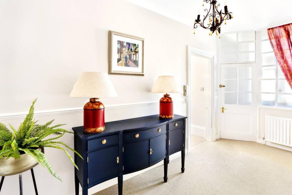 Central Harrogate Townhouse Apartment With Parking Екстериор снимка